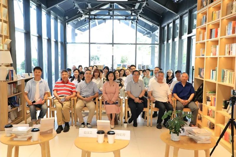 姜汉芸《生命的凝望》新书分享会在华拾书店温情启幕