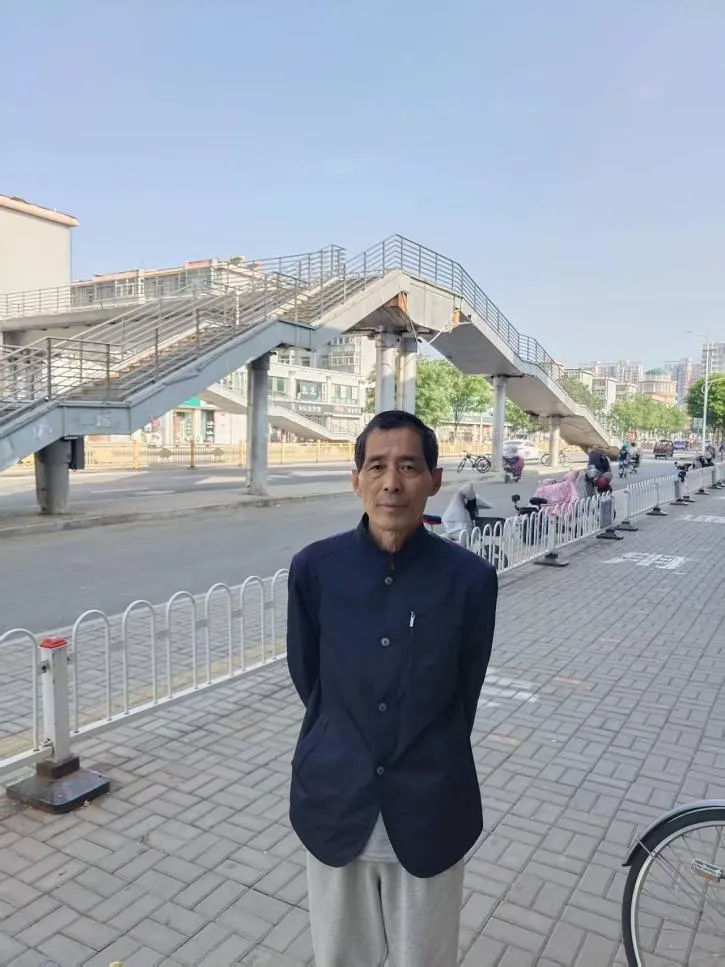 郭栋超诗歌《光禄戏台边的古树》评析