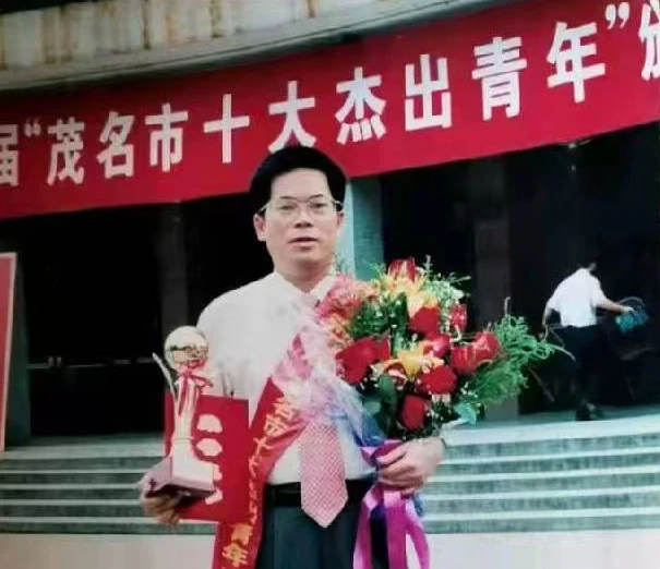 湾畔端阳，一脉丹心